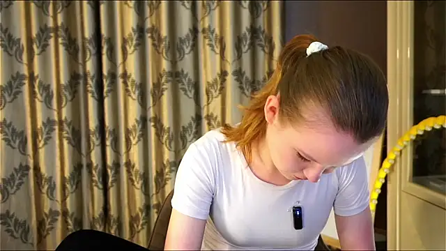 NaomiFess Adlı Modelin Canlı XXX Sohbeti