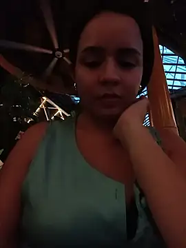 Julieth_hot-69 élő XXX-chatje