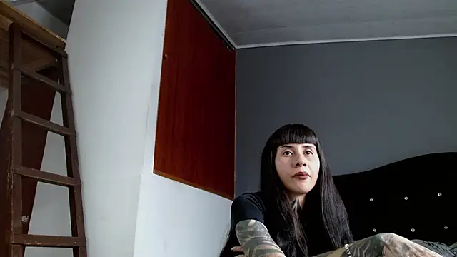 Emilia_1995のライブXXXチャット