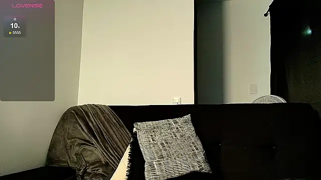 Lucio__Fox Show in webcam