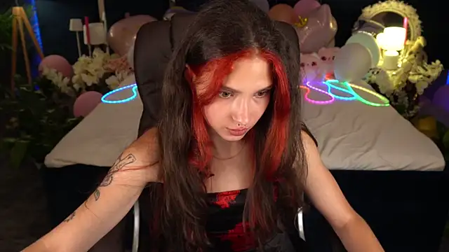 BabyFlowerr Adlı Modelin Canlı XXX Sohbeti