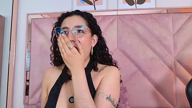 צ'אט XXX בשידור חי של DemiJones_