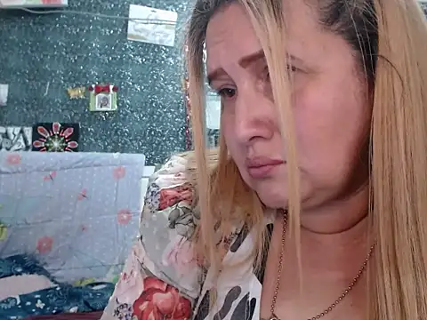 Perla1981-- live XXX chat
