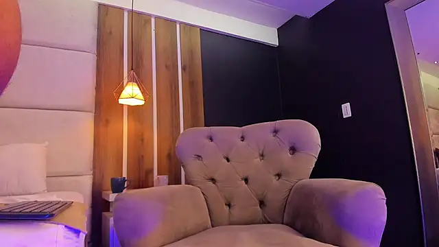 LycanMushu live XXX chat