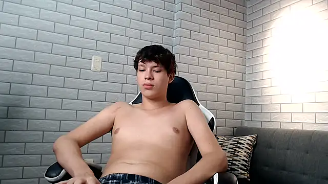Nicola_hard Adlı Modelin Canlı XXX Sohbeti