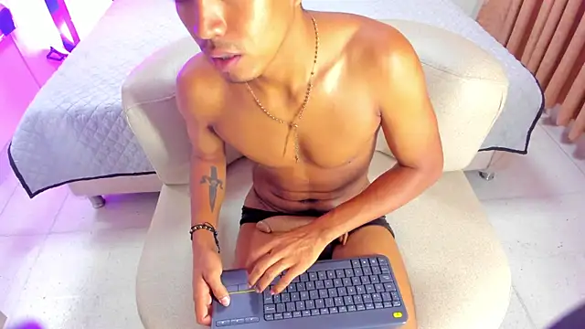 הופעת וובקאם של JustinOrtiz_