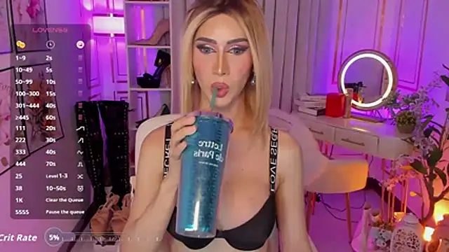 RadiantAlly Adlı Modelin Canlı XXX Sohbeti