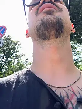 צ'אט XXX בשידור חי של AssHunter4k