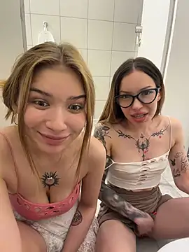 FlashTitsRoyal's Live XXX Chat