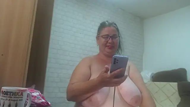 EmmaSquirt Adlı Modelin Canlı XXX Sohbeti