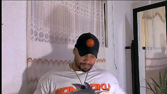צ'אט XXX בשידור חי של musclehetero