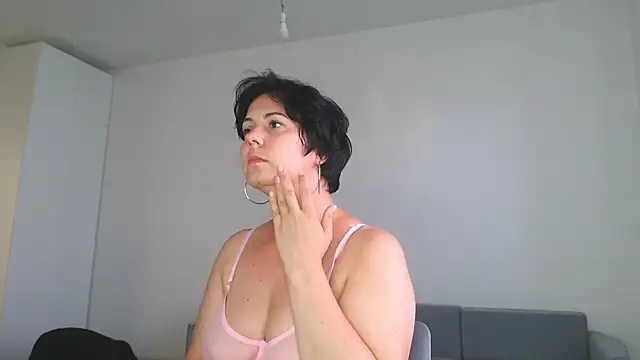 צ'אט XXX בשידור חי של M1ssShyMira