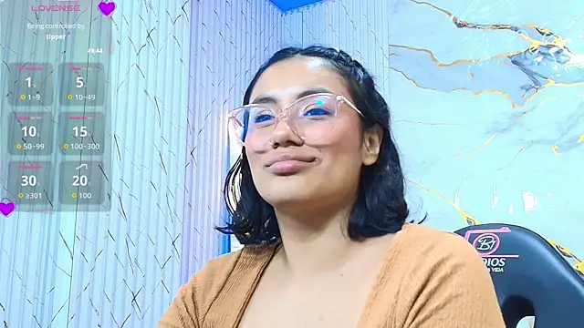 PEACHY_TAY élő XXX-chatje