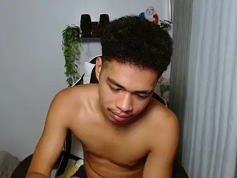 XXX chat uživo modela curlyasian_njxx