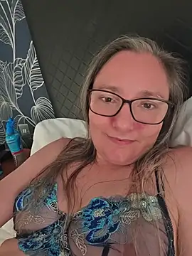 Izzylove47's Live XXX Chat