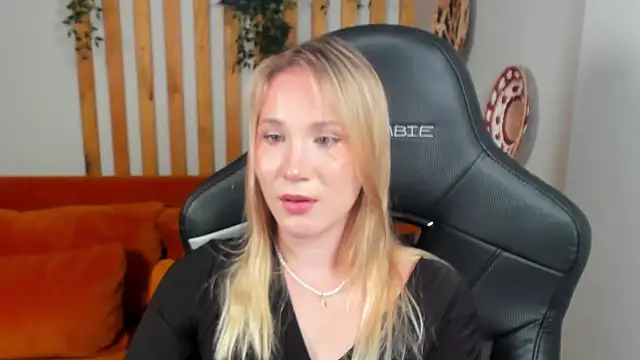 Chat XXX en directo de ElaraVoltage