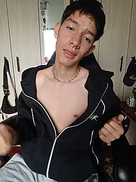 heyy_noah11 Show in webcam