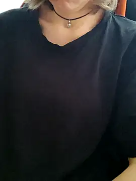 Aashikalaa Adlı Modelin Canlı XXX Sohbeti