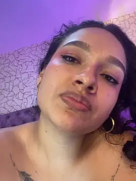 Chatroom XXX en direct de EMILYY_FOXY