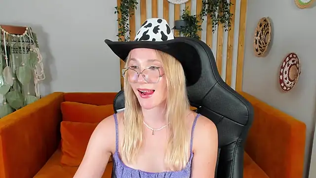 ElaraVoltage's Live XXX Chat