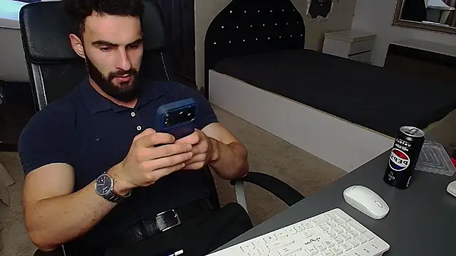 Онлайн чат XXX MicahLane