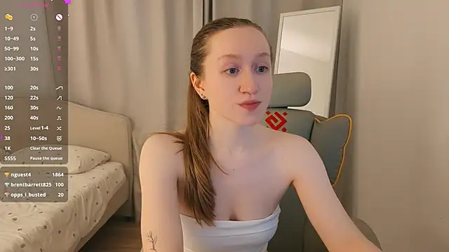 mowalova's Live XXX Chat