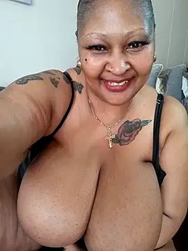 MONSTERTITS44DDD Chat XXX in diretta