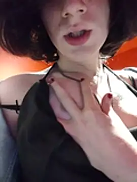 Chatroom XXX en direct de MickeQuinee