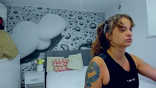 צ'אט XXX בשידור חי של AlmaFancy