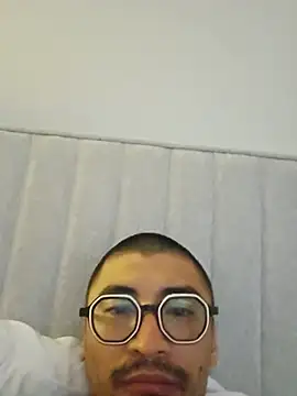 Lokomo32 live XXX chat