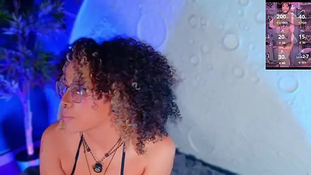 Chat +18 de emmanakamura ao vivo