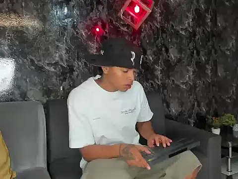 Chat +18 de nova_mitchell7 ao vivo