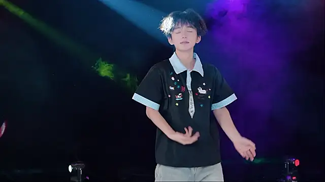 EXO-ONE Adlı Modelin Canlı XXX Sohbeti