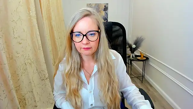 CharlotteKerti Chat XXX in diretta