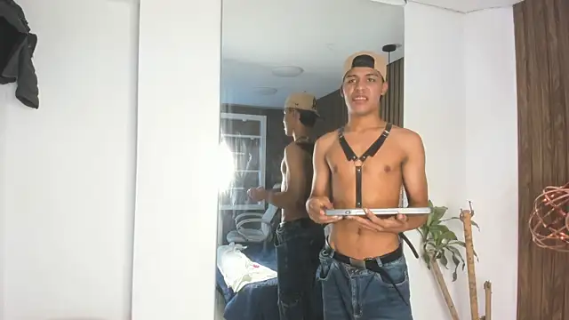 Онлайн чат XXX Colby_driscoll