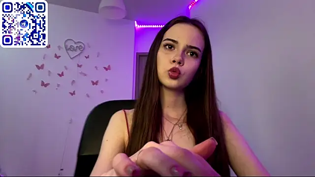 ElieFluttershy Adlı Modelin Canlı XXX Sohbeti