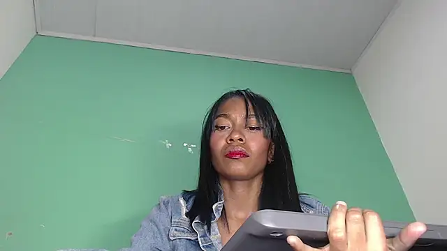 avaleri_cherry Adlı Modelin Canlı XXX Sohbeti