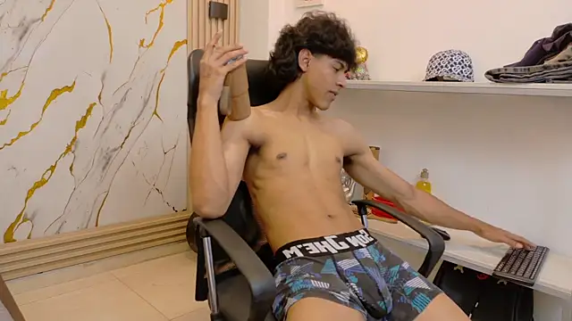Zayn_Fox32 Adlı Modelin Canlı XXX Sohbeti