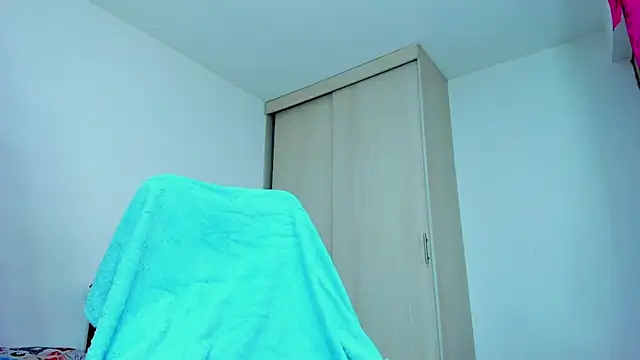 monica_little23 Adlı Modelin Canlı XXX Sohbeti