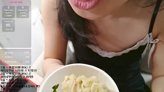 צ'אט XXX בשידור חי של soonilove_