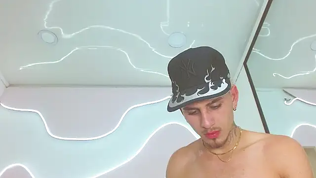 צ'אט XXX בשידור חי של DanntheStiff