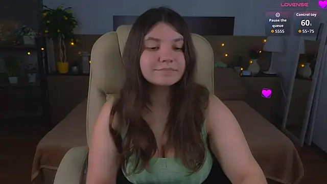 Viola__Shy élő XXX-chatje