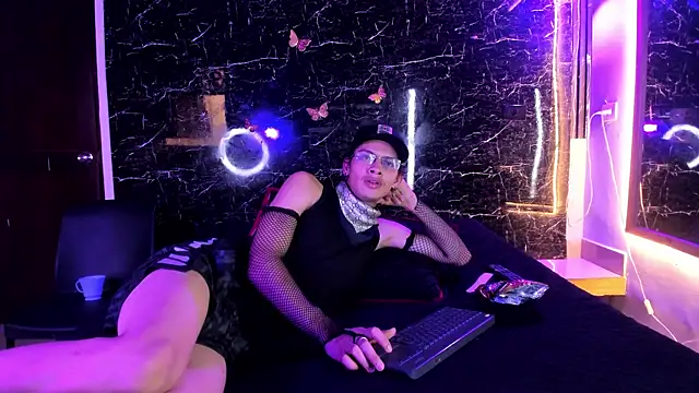 XXX chat uživo modela Adrian_Wolf