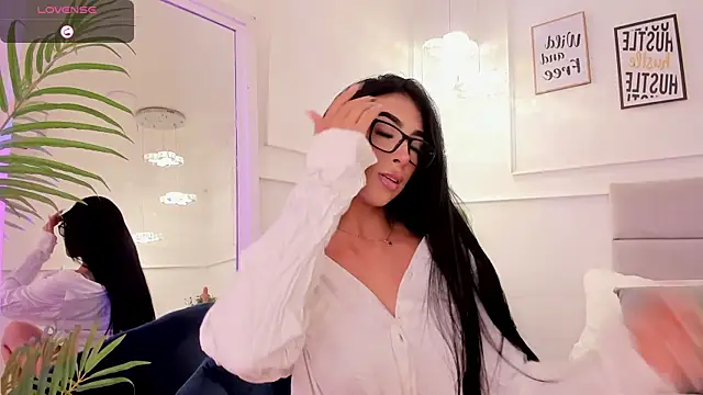 AriRobert_'s Live XXX Chat