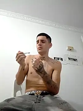 boy_max_latin: διαδικτυακό σόου στην κάμερα
