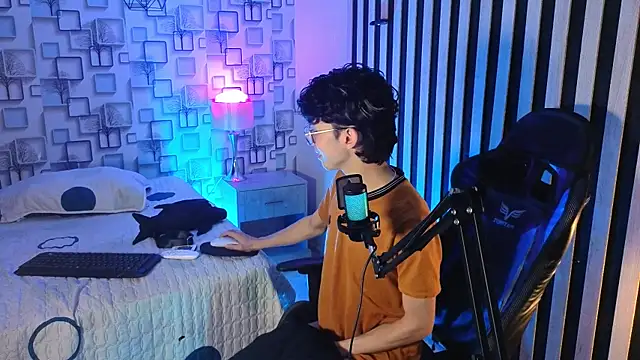 Twink_Sebas7: διαδικτυακό σόου στην κάμερα