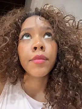 Chat XXX en directo de CurlyOopsieXXX
