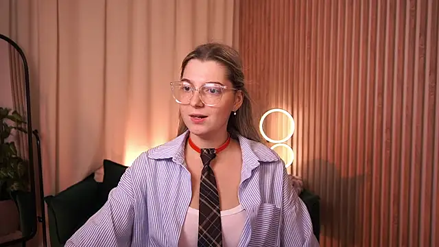 LucreciaStorm XXX чат на живо