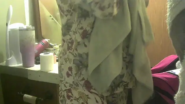 NaughtyIzzy4U 现场XXX聊天
