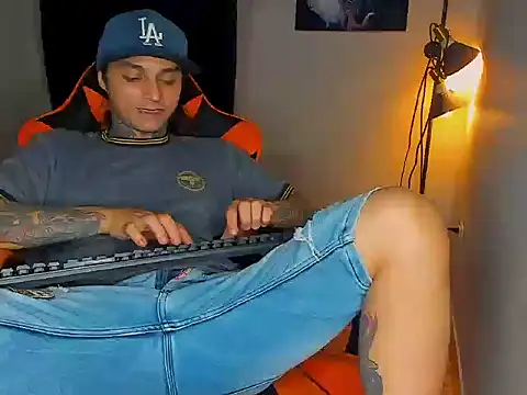 enjoywithme99 Show in webcam